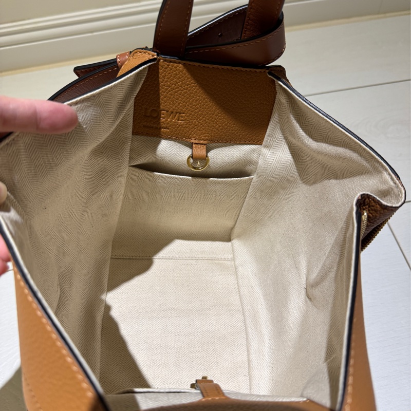 LOEWE Hammock small 柔軟粒面小牛皮 焦糖色-3