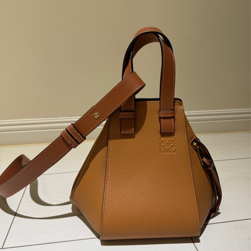 LOEWE Hammock small 柔軟粒面小牛皮 焦糖色-5