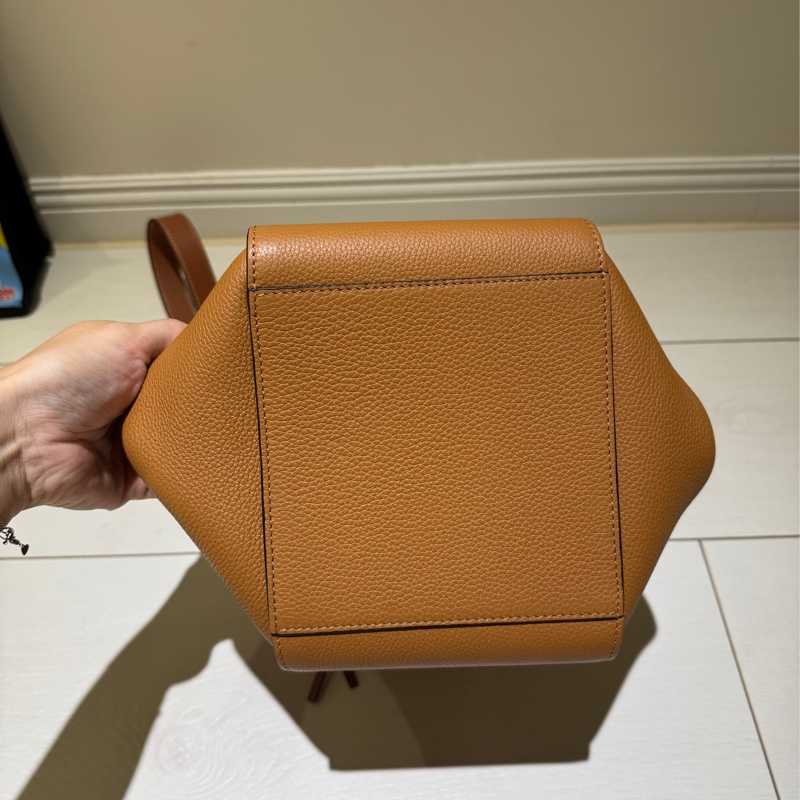 LOEWE Hammock small 柔軟粒面小牛皮 焦糖色-7