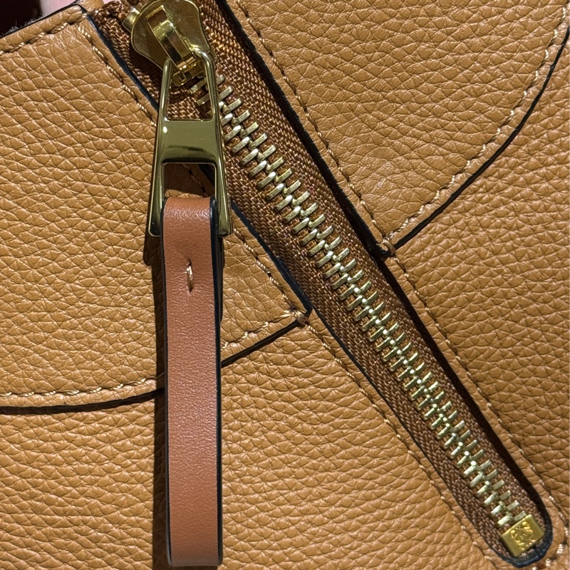 LOEWE Hammock small 柔軟粒面小牛皮 焦糖色-9