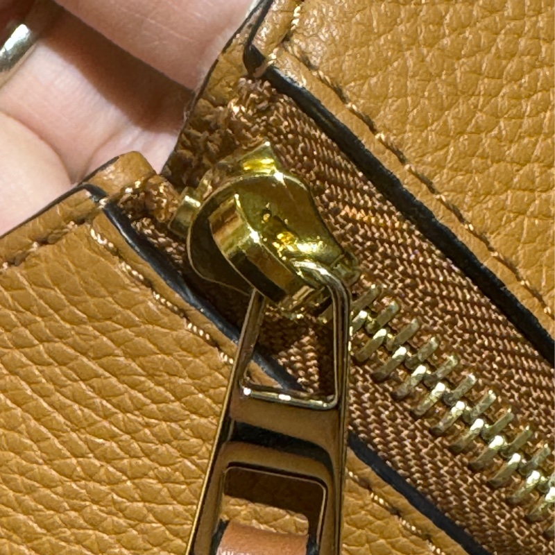 LOEWE Hammock small 柔軟粒面小牛皮 焦糖色-10