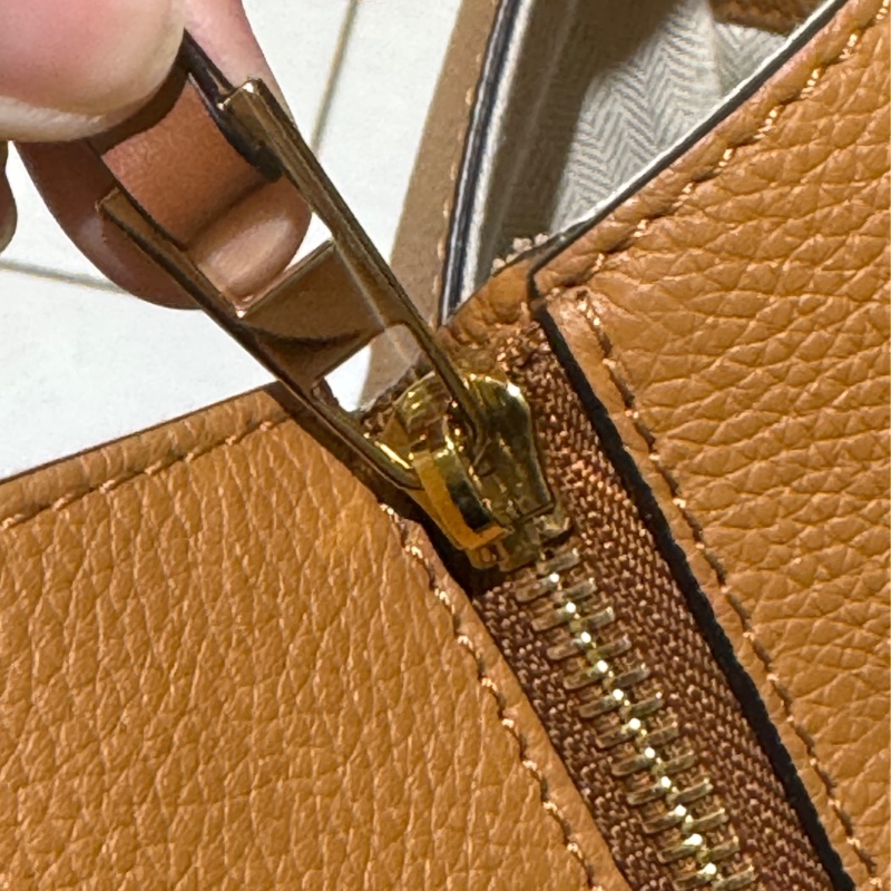 LOEWE Hammock small 柔軟粒面小牛皮 焦糖色-11