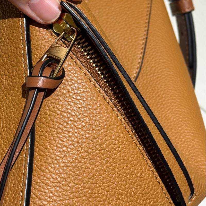 LOEWE Hammock small 柔軟粒面小牛皮 焦糖色-12