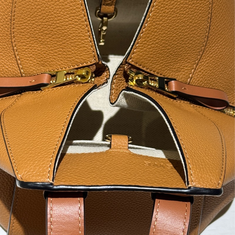LOEWE Hammock small 柔軟粒面小牛皮 焦糖色-13