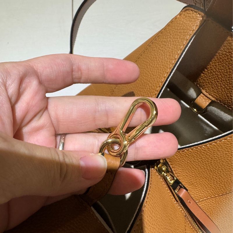 LOEWE Hammock small 柔軟粒面小牛皮 焦糖色-14
