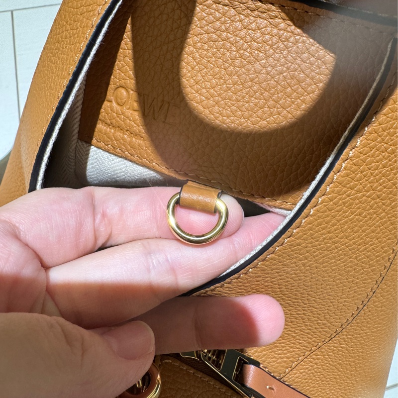 LOEWE Hammock small 柔軟粒面小牛皮 焦糖色-15