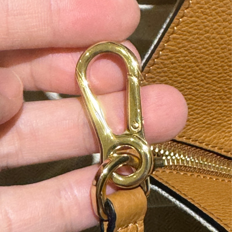 LOEWE Hammock small 柔軟粒面小牛皮 焦糖色-16