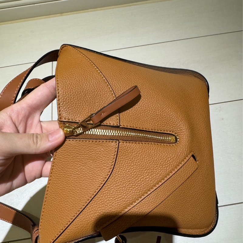 LOEWE Hammock small 柔軟粒面小牛皮 焦糖色-17