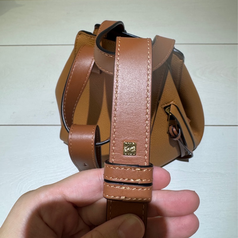 LOEWE Hammock small 柔軟粒面小牛皮 焦糖色-19