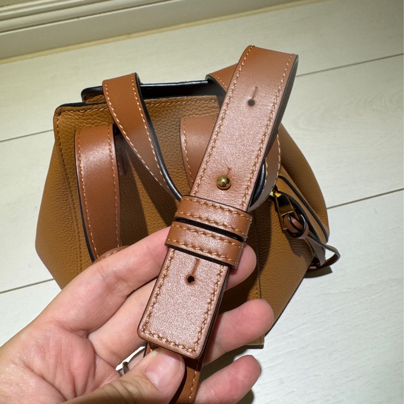 LOEWE Hammock small 柔軟粒面小牛皮 焦糖色-20