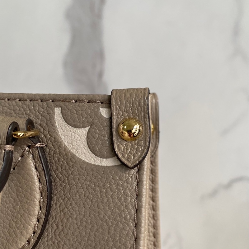 LV on the go bb 大象灰粉 99新❤️NFC晶片款-13