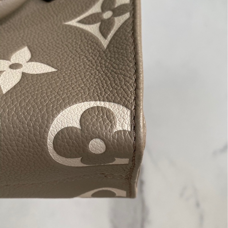 LV on the go bb 大象灰粉 99新❤️NFC晶片款-16
