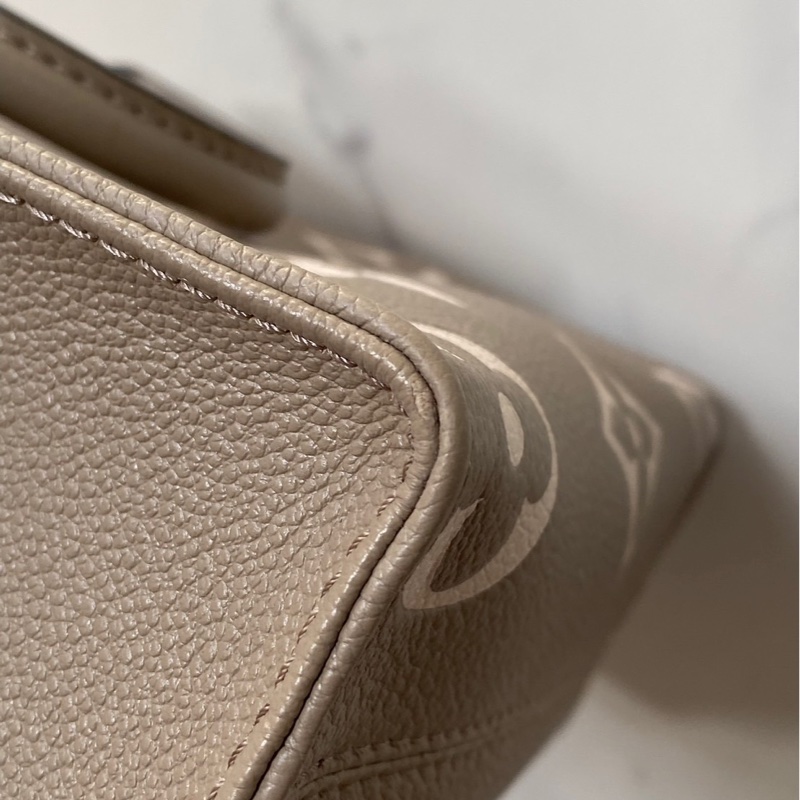 LV on the go bb 大象灰粉 99新❤️NFC晶片款-29