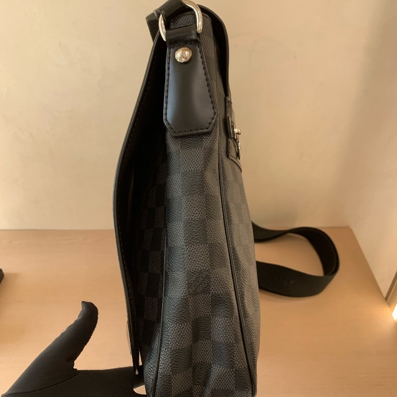 LV 男士黑灰色棋盤格大號翻蓋包 斜背包-2