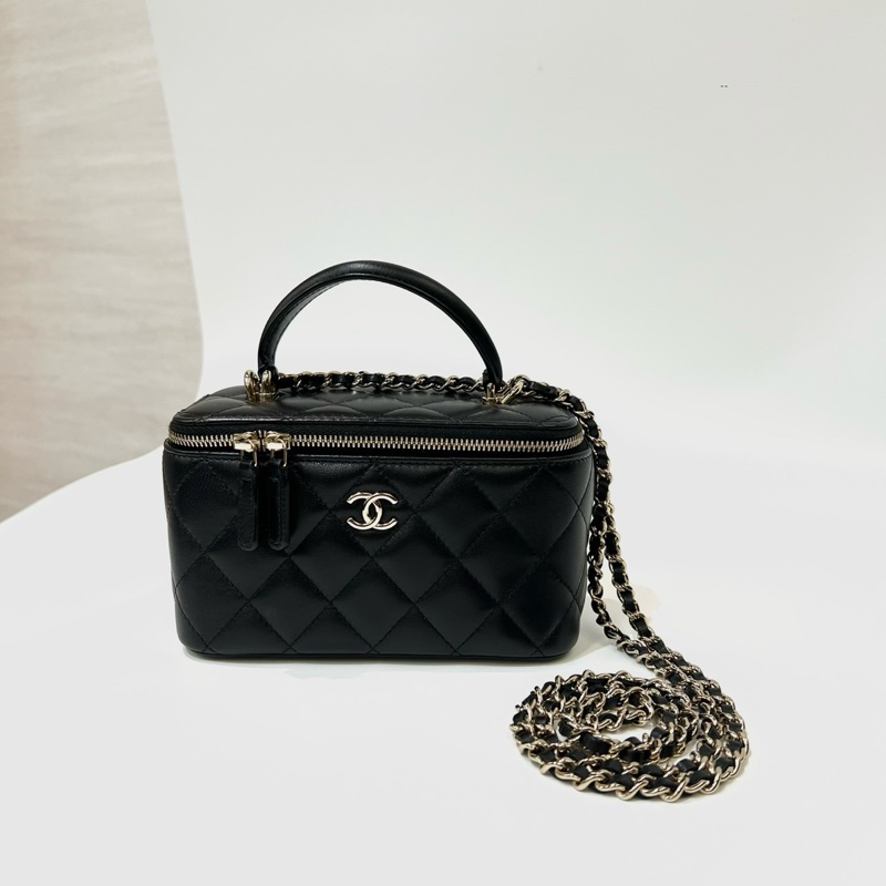 Chanel 黑羊菱格手提長盒子皮穿鍊斜背化妝包 AP2199-0