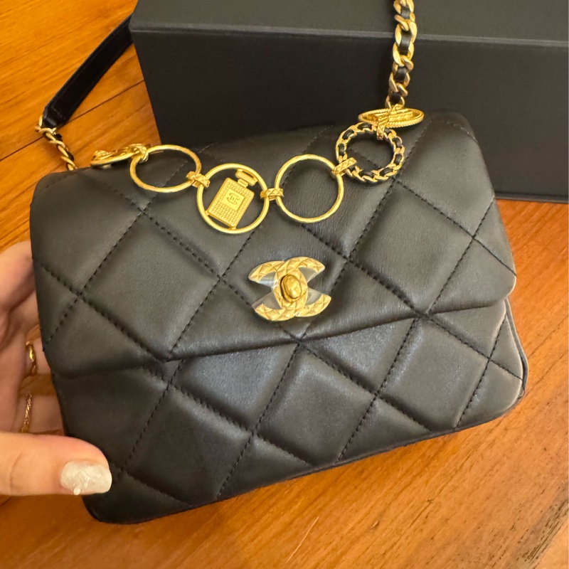 chanel黑菱格金雙C圓圈提把斜背包-16