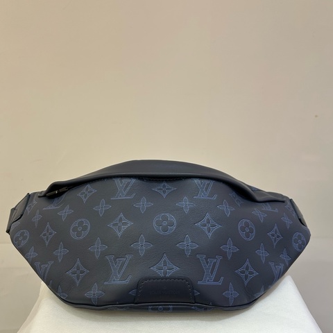 LV藍壓紋牛皮Discovery 腰包