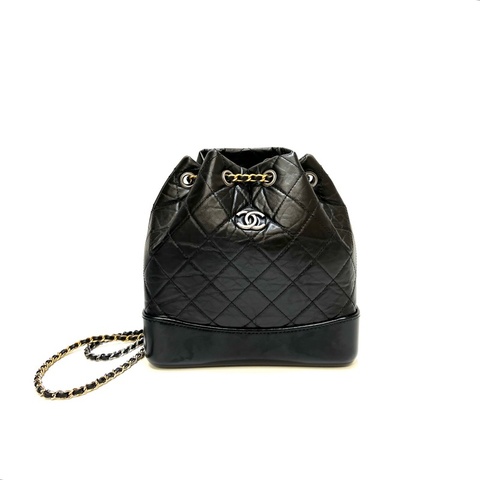 Chanel 黑復刻牛皮菱格紋Gabrielle霧銀釦束口流浪後背包A94485