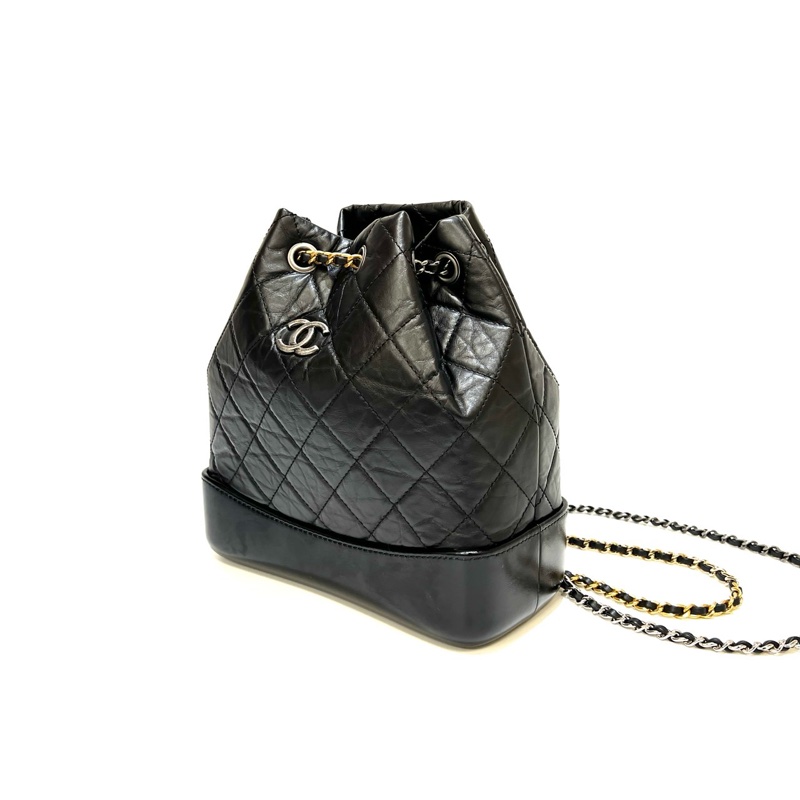 Chanel 黑復刻牛皮菱格紋Gabrielle霧銀釦束口流浪後背包A94485-1