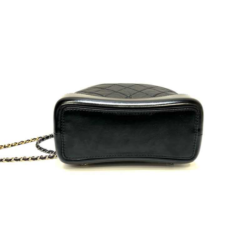 Chanel 黑復刻牛皮菱格紋Gabrielle霧銀釦束口流浪後背包A94485-2