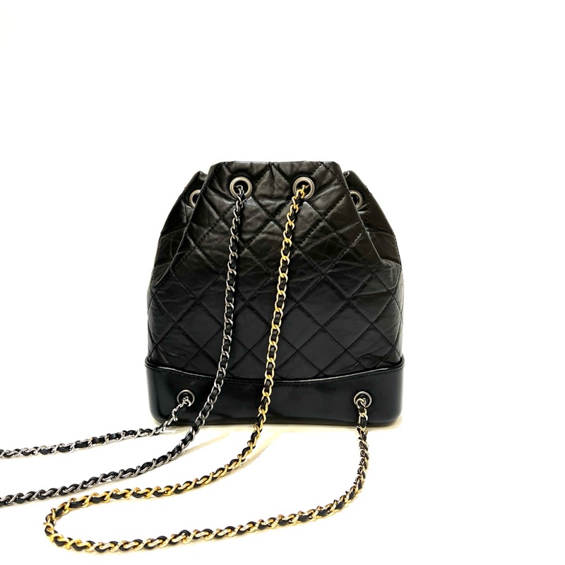 Chanel 黑復刻牛皮菱格紋Gabrielle霧銀釦束口流浪後背包A94485-3