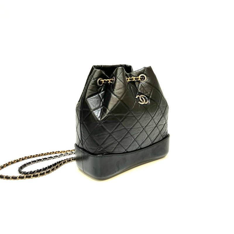 Chanel 黑復刻牛皮菱格紋Gabrielle霧銀釦束口流浪後背包A94485-4