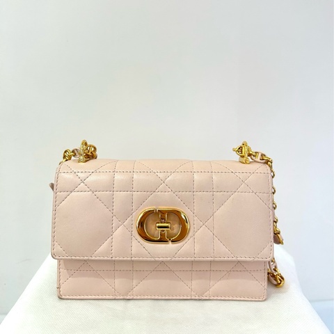 Dior粉色金釦Miss Caro Mini