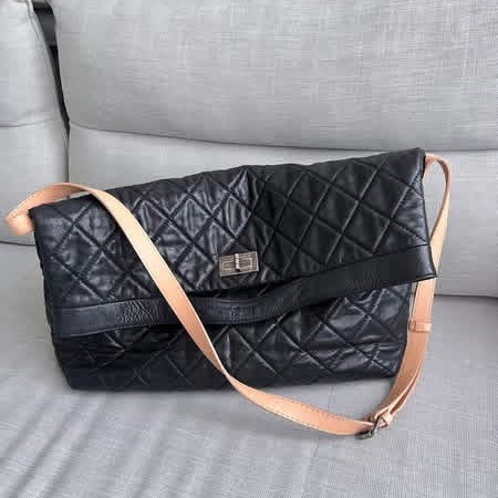 黑色絎縫魚子醬皮革 Reissue 2.55 手提斜背單肩包 #割愛價58800配銀色做舊金屬配件 時髦到不行-15