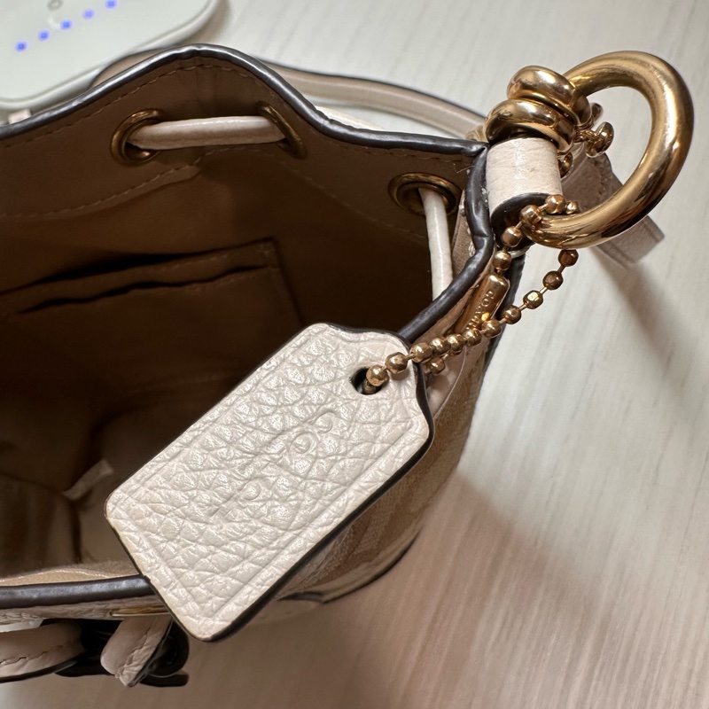 coach奶茶色迷你水桶包-13