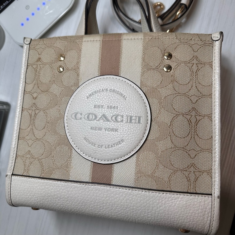 coach奶茶色托特包-1