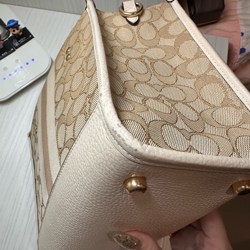 coach奶茶色托特包-9