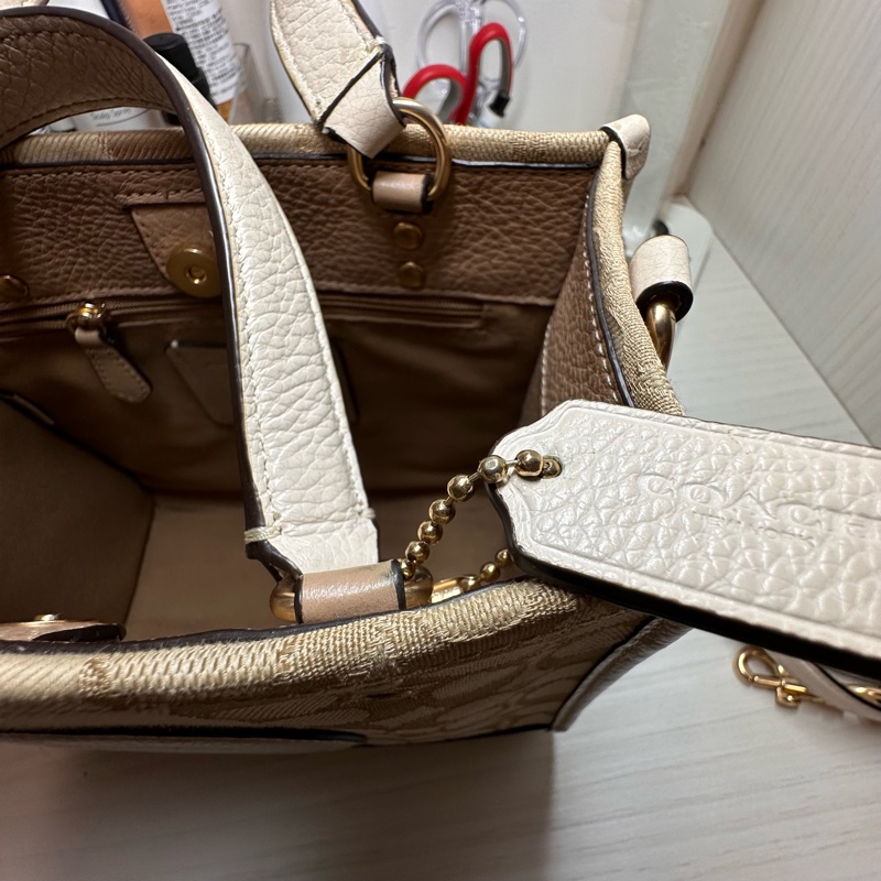 coach奶茶色托特包-32