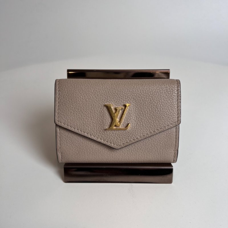 LV M69340/晶片款 杏色Lockme信封迷你三折短夾-0