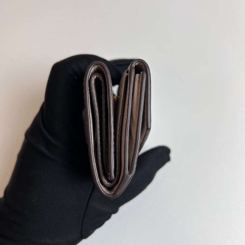 LV M69340/晶片款 杏色Lockme信封迷你三折短夾-3