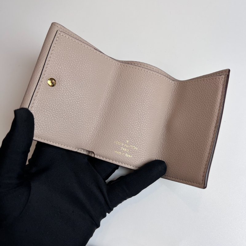 LV M69340/晶片款 杏色Lockme信封迷你三折短夾-5