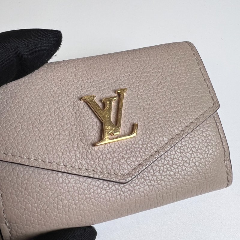 LV M69340/晶片款 杏色Lockme信封迷你三折短夾-7