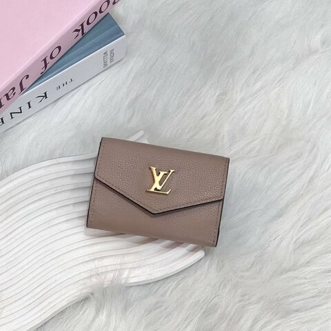 LV M69340/晶片款 杏色Lockme信封迷你三折短夾