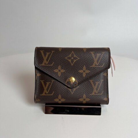 LV M62360 老花粉紅Victorine短夾