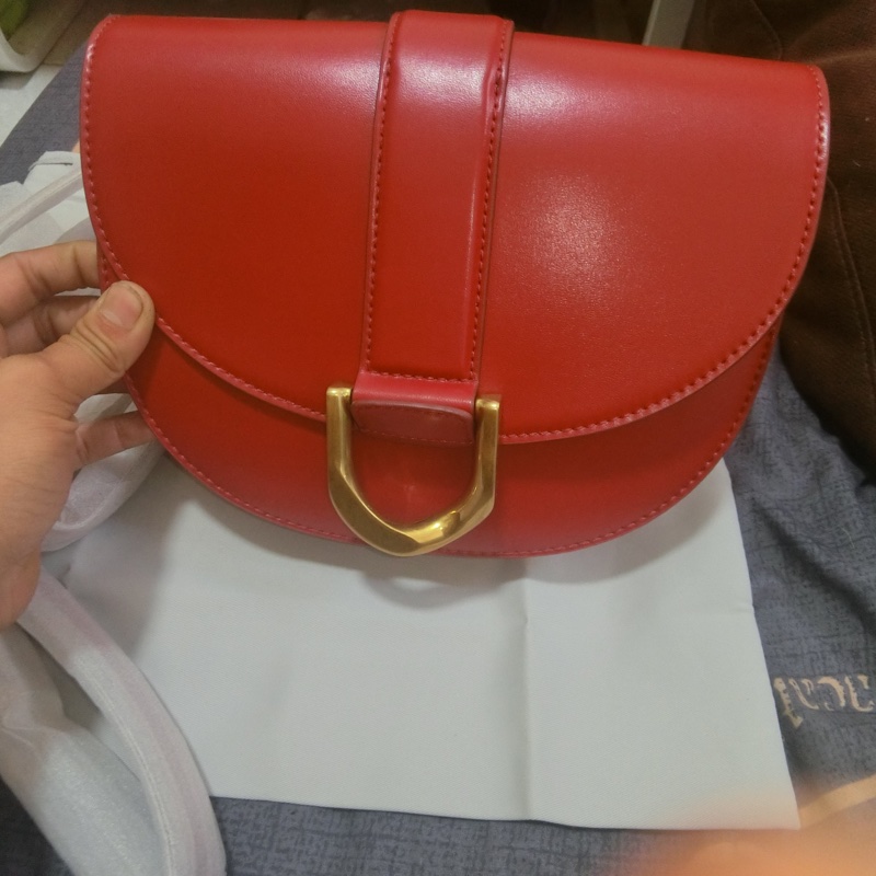 CHARLES & KEITH紅色馬鞍包款式-5