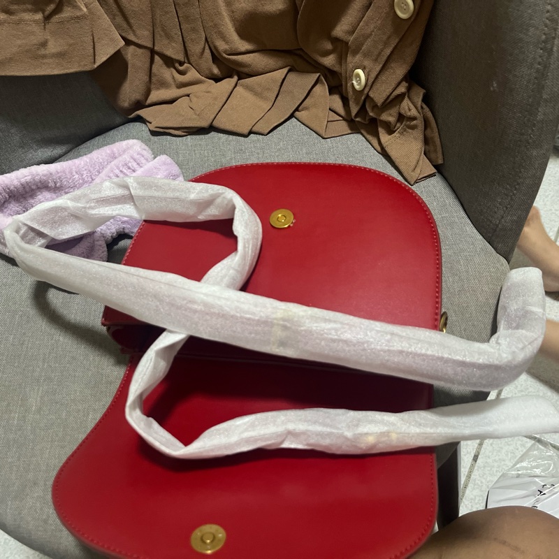 CHARLES & KEITH紅色馬鞍包款式-12