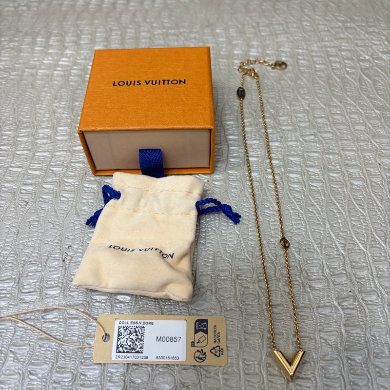 ⭐️新款⭐️LV 金色Essential V字項鍊 M00857-0