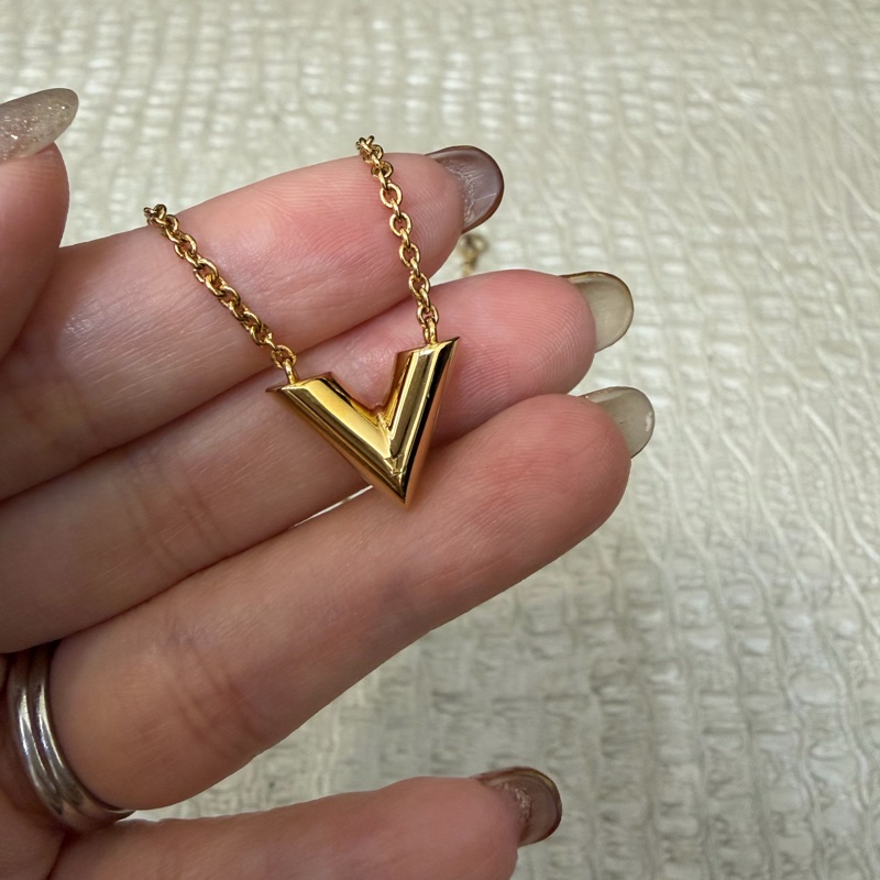 ⭐️新款⭐️LV 金色Essential V字項鍊 M00857-1