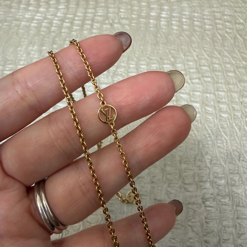 ⭐️新款⭐️LV 金色Essential V字項鍊 M00857-2