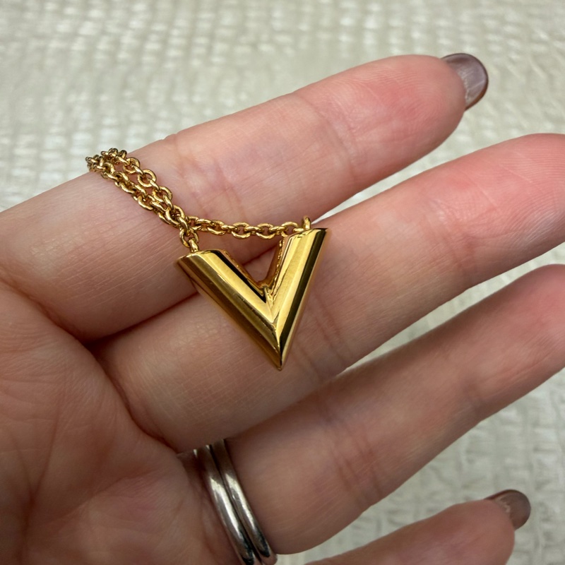 ⭐️新款⭐️LV 金色Essential V字項鍊 M00857-7