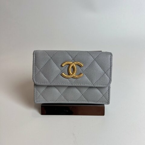 CHANEL 季節款金絲雙C迷你三折短夾荔枝灰 晶片款