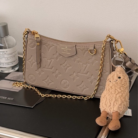 LV easy pouch on strap 奶茶色 老花壓紋斜背包 NFC晶片款