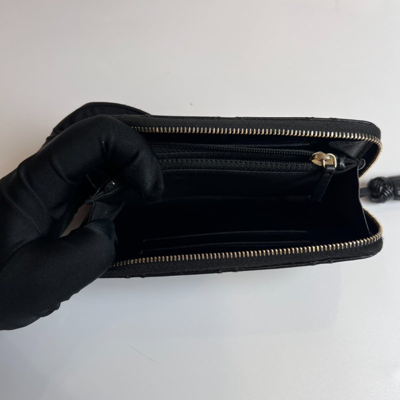 CHANEL 菱格紋外縫線ㄇ拉中夾黑羊皮24開-4