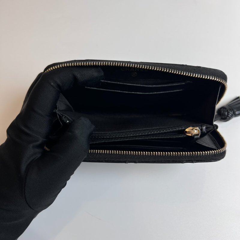 CHANEL 菱格紋外縫線ㄇ拉中夾黑羊皮24開-6