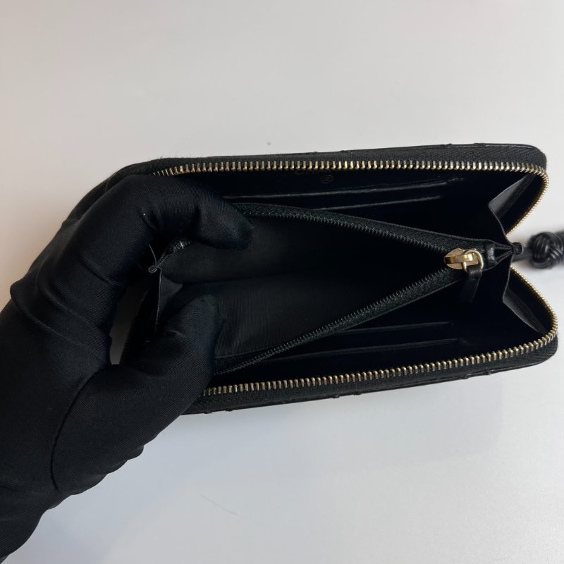 CHANEL 菱格紋外縫線ㄇ拉中夾黑羊皮24開-7