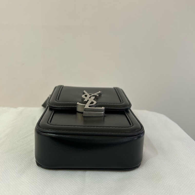YSL黑滑面銀釦直式手機包-4